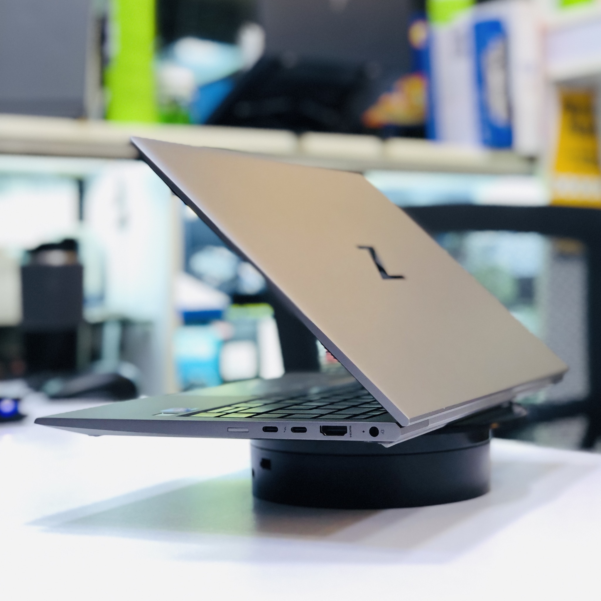 HP ZBook Firefly 14 G8 thumbnail 3